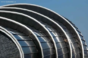 gebogen dak, bol, daken als harmonica over elkaar vallend, www.doelbeelden.nl