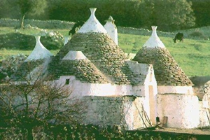 kegeldak van trulli (enkelvoud trullo), een specifiek klein huisje met een kegelvormig dak: