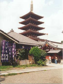 oosters, doorzalend dak van pagode, asakusa, tokyo