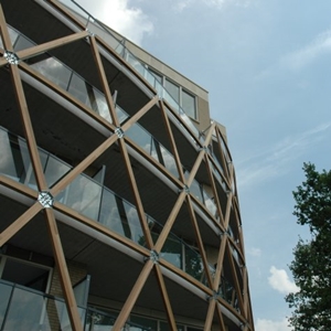 geen gelamineerd spant, wel gelamineerde kruisverbanden