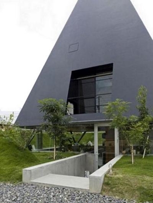 monolithisch, architectuur lijkt monolitisch, maar is het niet; site was ooit: www.exteriordesign.com