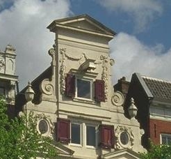 voluut onderaan weerzijden van de hals van een halsgevel, keizersgracht 319, amsterdam (bron onbekend)